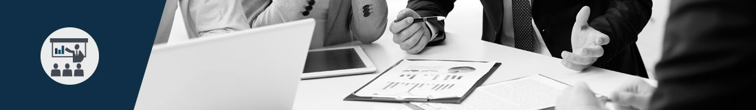 Riunione di lavoro con professionisti e documenti aziendali