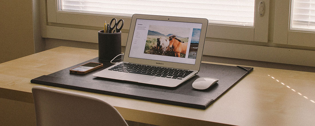 Postazione di lavoro con computer portatile in uno studio professionale