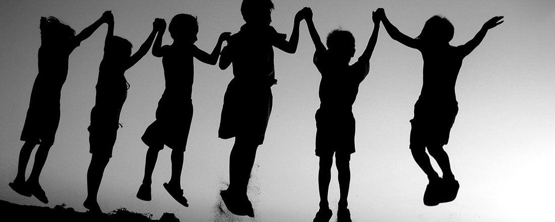 Silhouette di persone che si tengono per mano, simbolo di collaborazione
