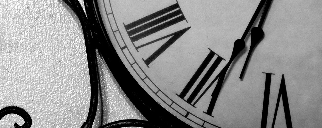 Quadrante di un orologio con numeri romani, simbolo di puntualità